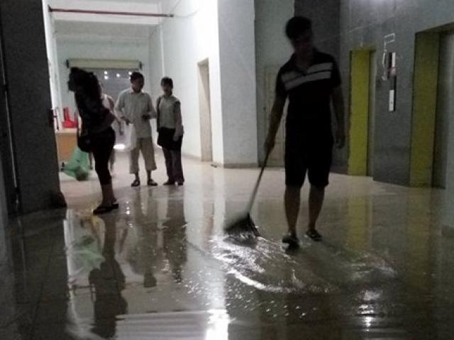 Tin tức trong ngày - Hà Nội: Bục bể nước tầng thượng, "lũ quét" qua chung cư