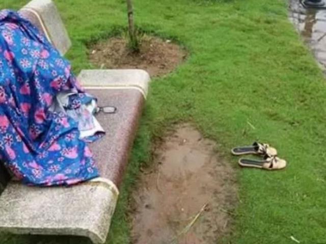 Tin tức trong ngày - Bỏ lại tư trang cùng xe máy, người vợ trẻ nhảy hồ tự tử