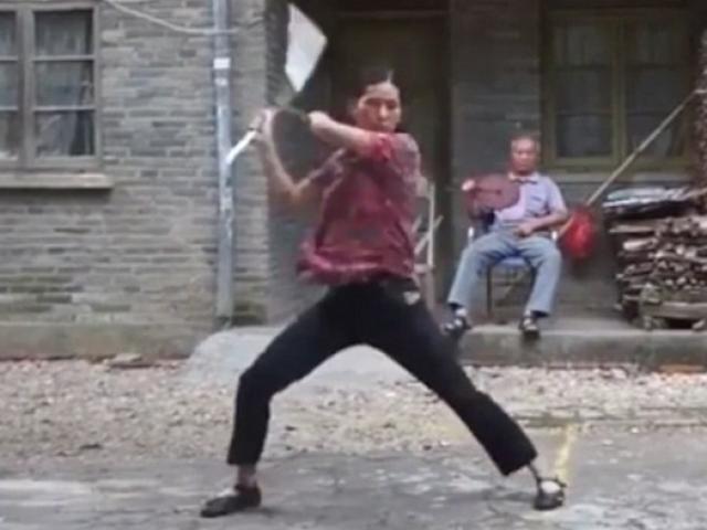 Thể thao - "Em gái" Lý Tiểu Long múa côn nhanh như điện xẹt