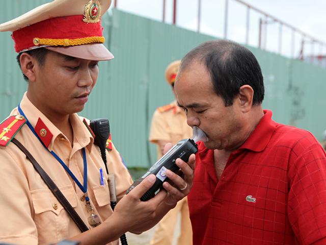 Tin tức trong ngày - Sợ bị phạt 18 triệu đồng, "ma men" tìm đủ cách chối lỗi