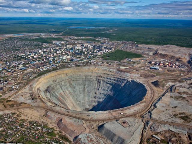 Khám phá hố khổng lồ ”đẻ” kim cương nhiều nhất thế giới