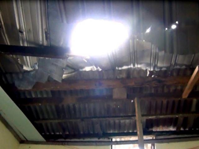 Tin tức trong ngày - Hoảng hồn tháo chạy vì mảng bê tông từ "trên trời rơi xuống"