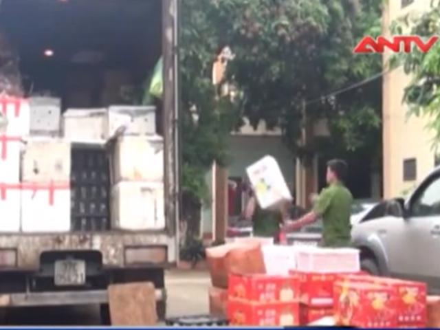Thị trường - Tiêu dùng - Phục kích xe tải chở hơn 2 tấn hoa quả Trung Quốc