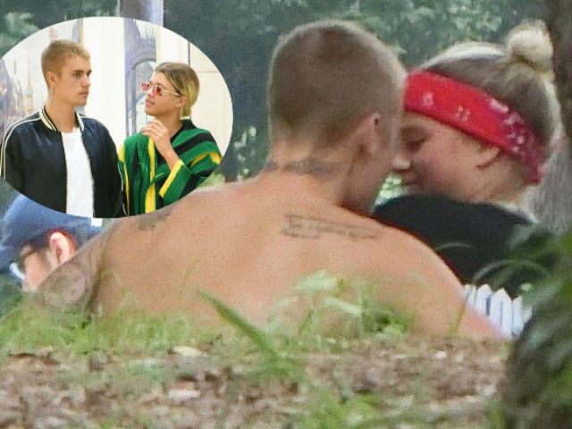 Justin Bieber ôm hôn bạn gái 17 tuổi ngoài công viên