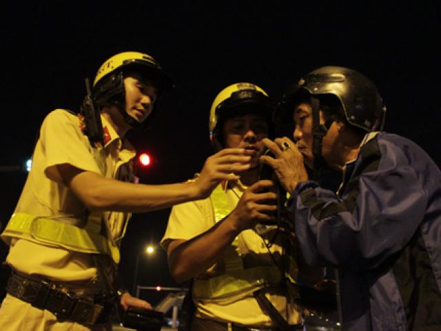 Tin tức trong ngày - Kiểm tra nồng độ cồn, "ma men" đem "chú Tư" ra dọa