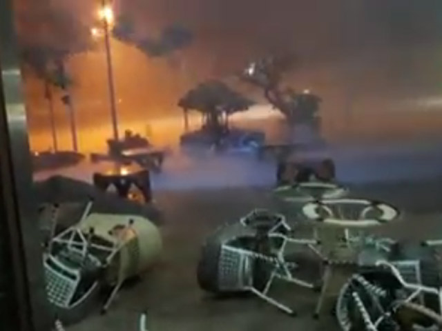 Tin tức trong ngày - Clip: Lốc kinh hoàng cuốn phăng bàn ghế ở Hà Nội