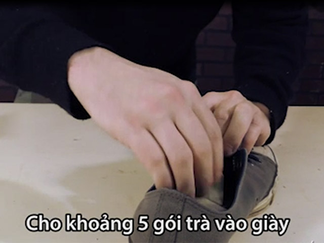 Thời trang - Đánh bay mùi hôi "cứng đầu" của giày dép quá dễ