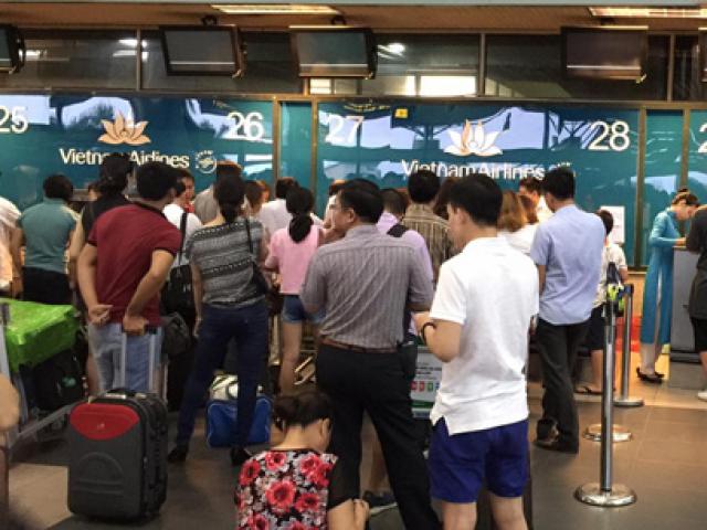 Tin tức trong ngày - 18 chuyến bay bị hủy do ảnh hưởng của bão Thần Sét