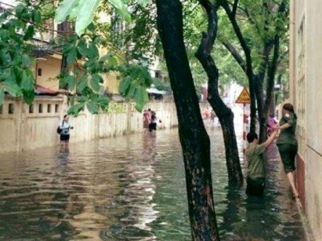 Tin tức trong ngày - Hà Nội: Bão Thần Sét gây mưa lớn, phố thành sông