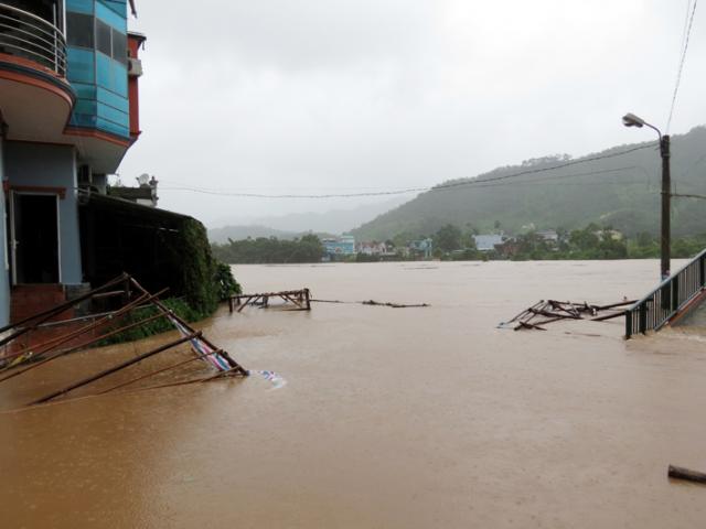 Tin tức trong ngày - Quảng Ninh: Một huyện bị cô lập hoàn toàn trong nước lũ