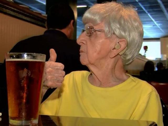 Mỹ: Sống lâu trăm tuổi nhờ uống bia mỗi ngày