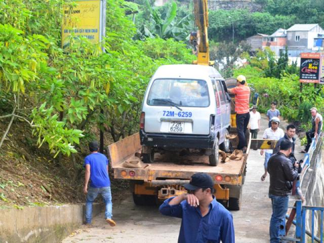 Tin tức trong ngày - Ô tô lao xuống vực, tài xế thoát chết trong gang tấc