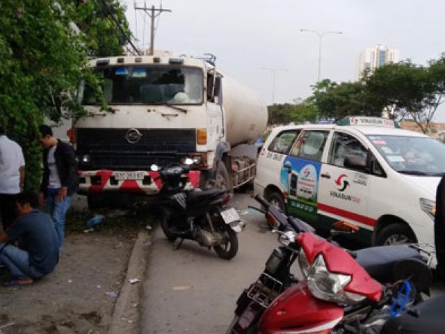 Tin tức trong ngày - Xe bồn húc taxi, hành khách chờ xe buýt tháo chạy