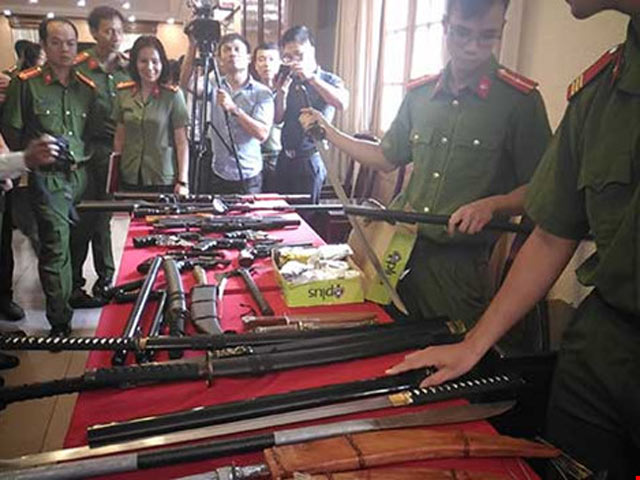 Tin tức trong ngày - Có nên tăng quyền sử dụng súng cho CSGT?