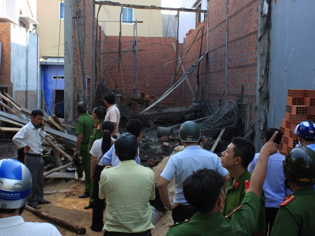 Tin tức trong ngày - Sập sàn nhà đang xây, 7 người thương vong