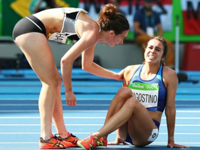 Thể thao - Huy chương đặc biệt cho đôi bạn gặp nạn trên đường đua