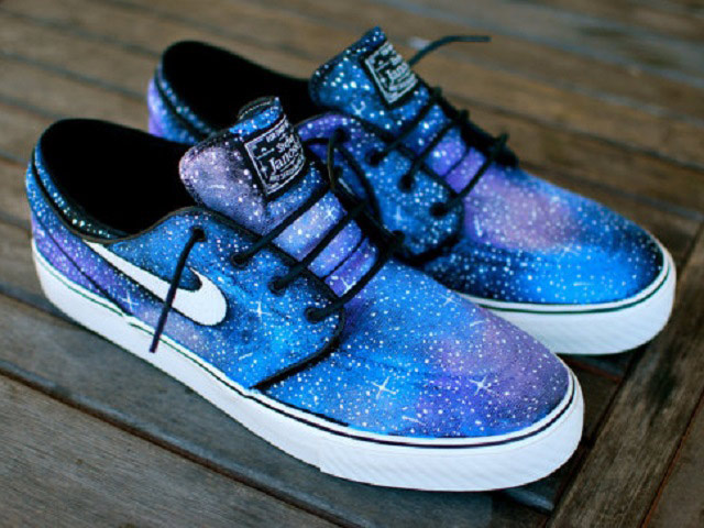 Thời trang - Chàng nổi bần bật trên phố nhờ giày thiên hà, loang lổ