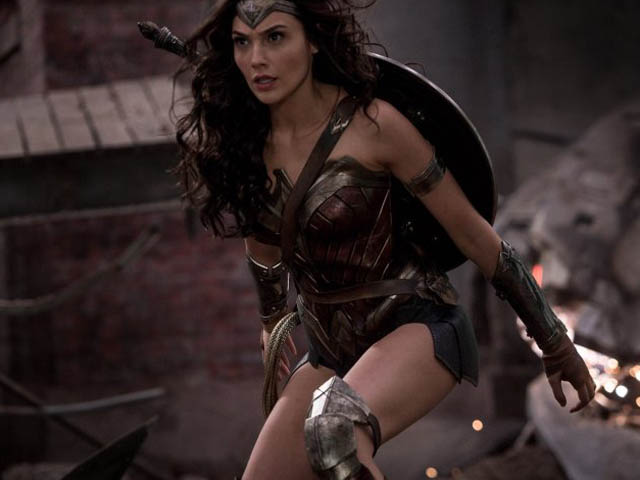 Phim - Video: Cảnh chiến đấu "gợi cảm" của Wonder Woman