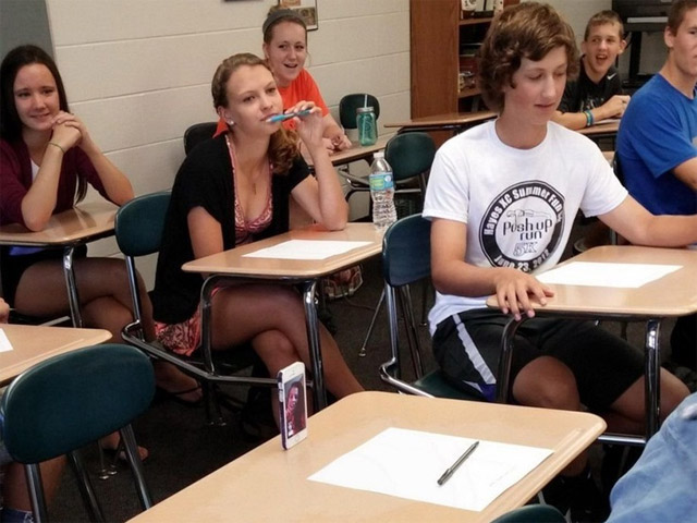 Tranh vui - "Phì cười" với cảnh sinh viên tới lớp