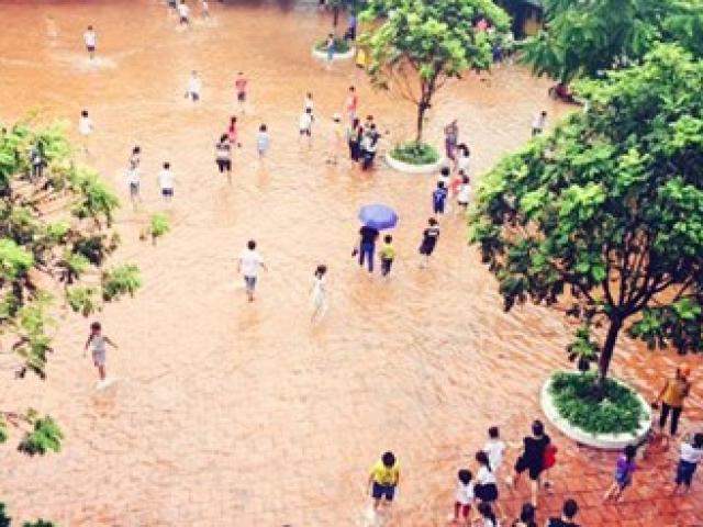 Tin tức trong ngày - Mưa lớn "quây" trường học, phụ huynh hốt hoảng tìm con