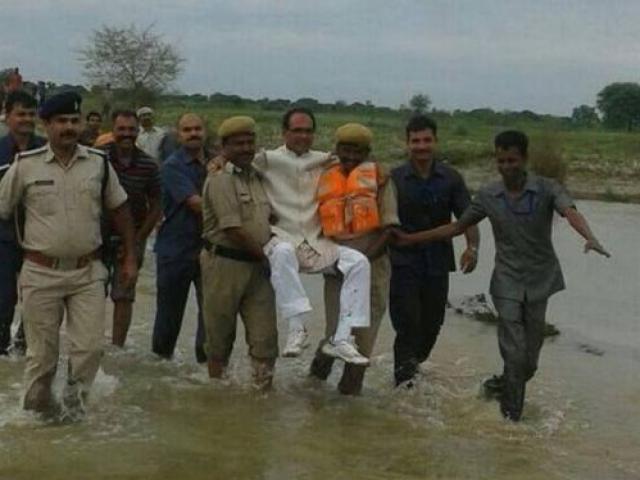 Thế giới - Quan Ấn Độ bị chê tơi bời vì nhờ người "bế" qua chỗ lội