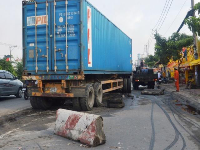 Tin tức trong ngày - Bò khỏi gầm xe container sau khi bị kéo lê nhiều mét