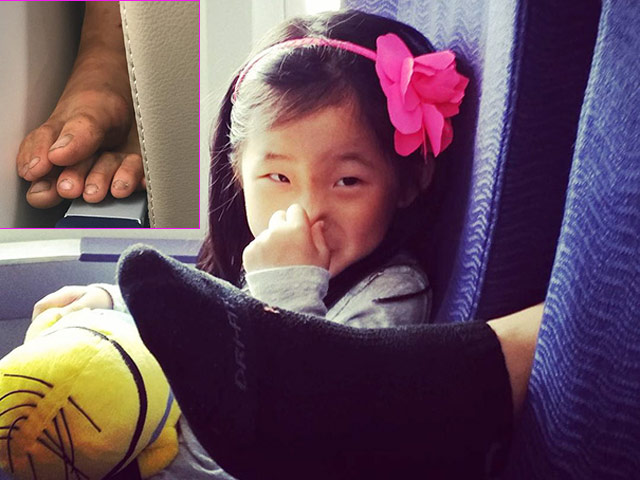 Tranh vui - "Chạy mất dép" khi gặp những vị khách này trên máy bay