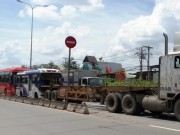 Tin tức trong ngày - TP.HCM: Tông liên hoàn, 3 ô tô dính chặt vào nhau