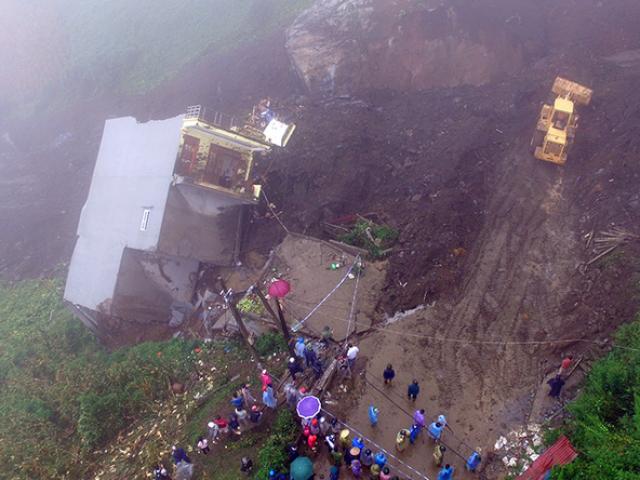 Video An ninh - Clip cận cảnh nhà 4 tầng đổ sập do sạt lở núi ở Lào Cai