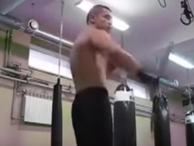 Thể thao - Hơn cả Lý Tiểu Long: Múa côn nhị khúc bằng dao