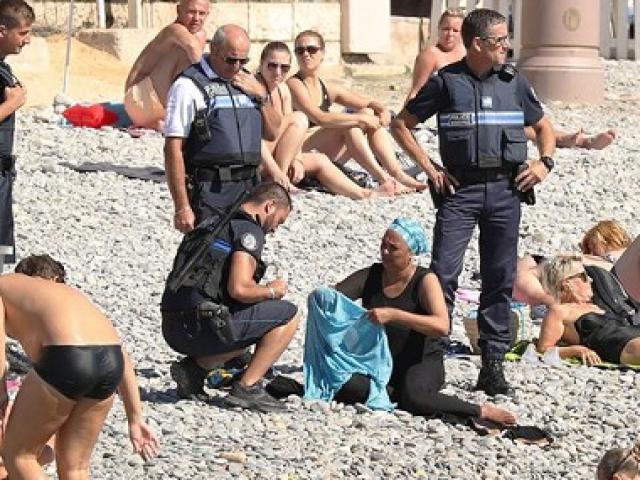 Một phụ nữ bị yêu cầu lột đồ tắm ngay trên bãi biển