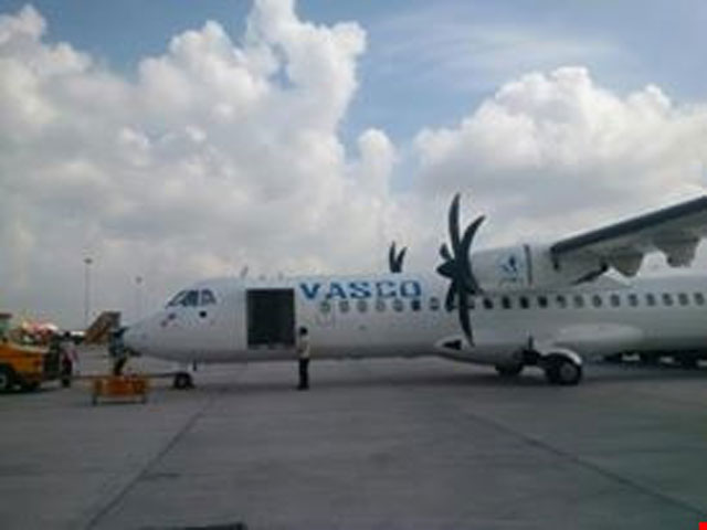 Tin tức trong ngày - Máy bay ATR 72 bị xe kéo hàng đâm hỏng