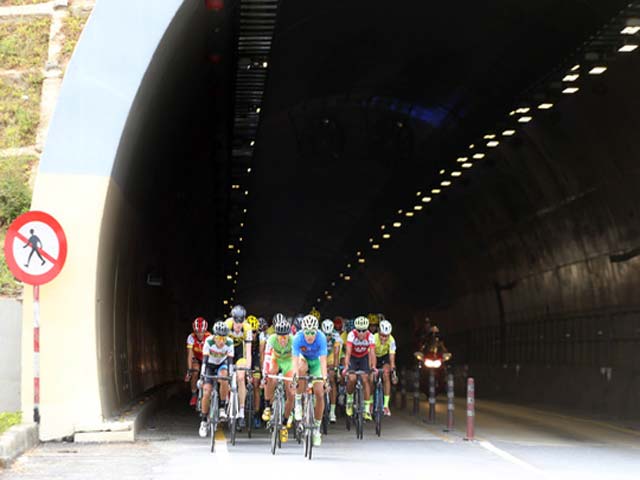 Thể thao - Giải xe đạp VTV 2016: Một tay đua bị đồng nghiệp cán rạn xương