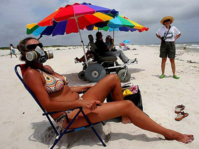 Tranh vui - Khi chiếc mặt nạ khí rơi vào tay người "quái dị"