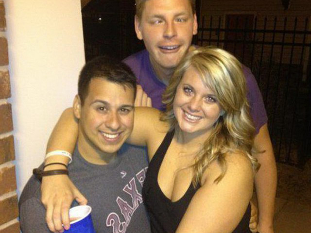 Tranh vui - Điên tiết khi chụp ảnh bị đám bạn phá đám