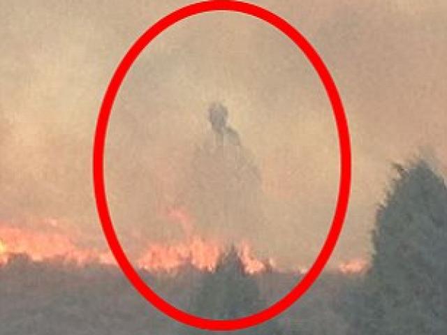 Phi thường - kỳ quặc - Bóng người kì lạ bay trên lửa khi hỏa hoạn ở Mỹ
