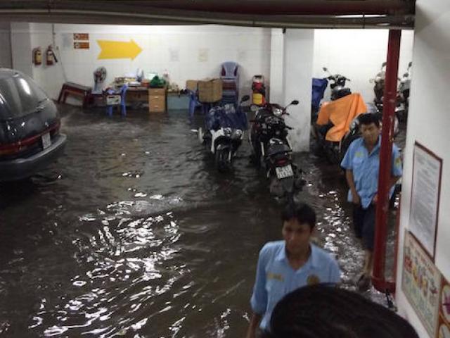 TPHCM: Sau mưa lớn, hầm 6 tòa nhà ngập, xe nổi bồng bềnh
