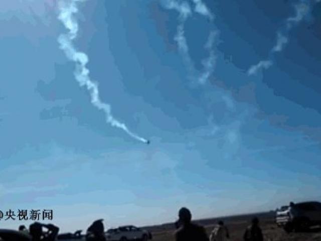 Thế giới - TQ: Máy bay đang biểu diễn lao xuống đất, phi công tử nạn