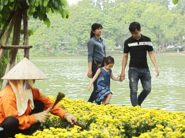 Tin tức trong ngày - Ảnh: Nụ cười "tỏa nắng" của người Hà Nội ngày chớm thu