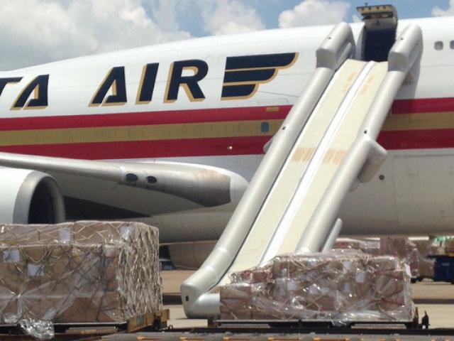 Tin tức trong ngày - Máy bay bung phao trượt chuyến khai trương đến Tân Sơn Nhất