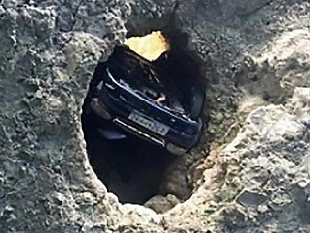 Ô tô cắm đầu xuống hố sâu 30m, tài xế tìm thấy “cửa sống“ thần kỳ