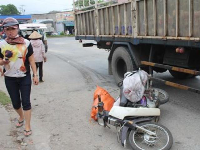 Tin tức trong ngày - Ô tô tải kéo lê xe máy 30m, một phụ nữ tử vong