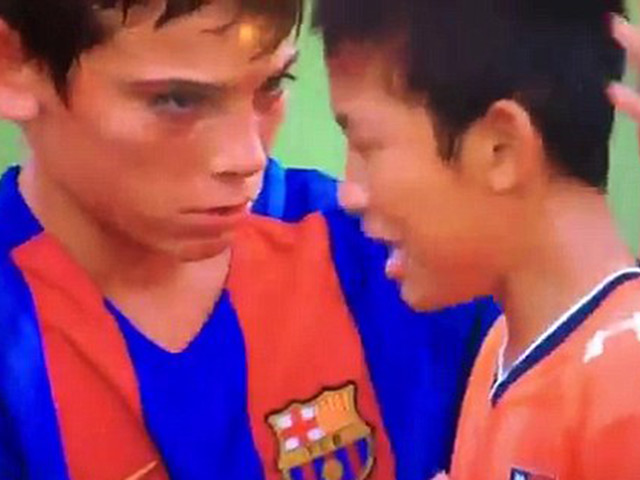 Bóng đá - Cảm động cầu thủ nhí Barca vỗ về đối thủ Nhật mếu máo