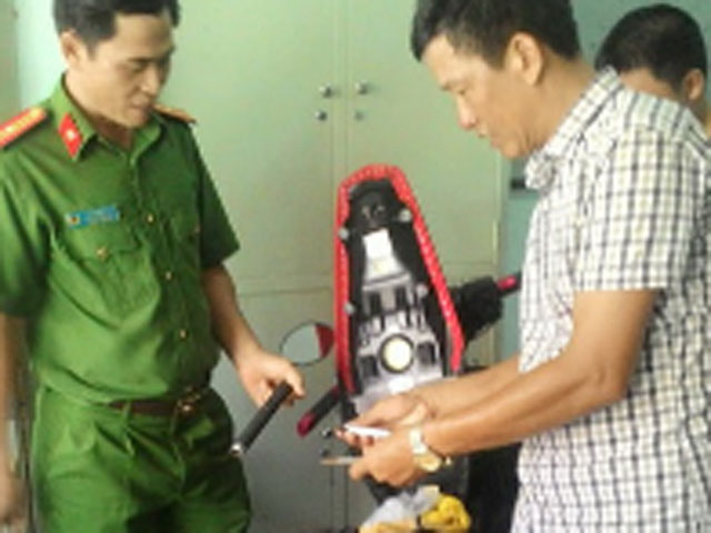 Pháp luật - Nghi can dùng súng cướp xe giữa chợ đã ra đầu thú