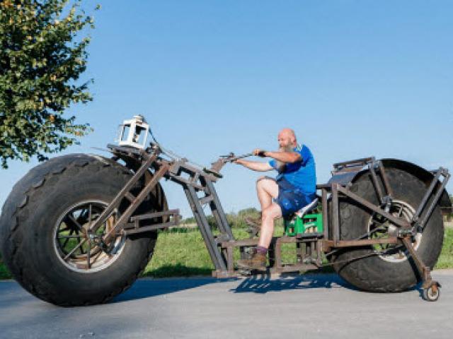 Choáng với chiếc xe đạp dùng bánh máy kéo nặng nhất thế giới