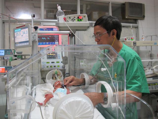 Tin tức trong ngày - Con trai thiếu úy Huyền Trâm được xuất viện