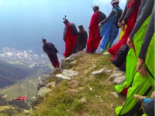 Bạn trẻ - Cuộc sống - Clip: Trò chơi mạo hiểm nhảy từ núi cao 2.500m