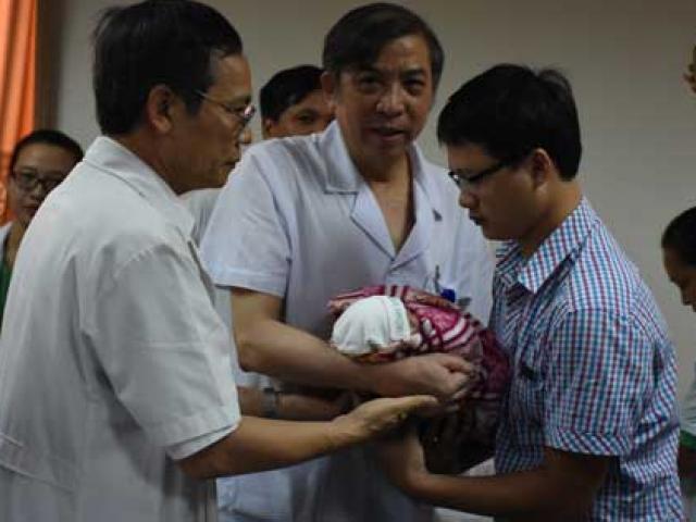 Tin tức trong ngày - Chồng thiếu úy Huyền Trâm: "Tôi tin cha con tôi sẽ vượt qua"