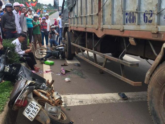 Tin tức trong ngày - Xe tải tông hàng loạt xe dừng đèn đỏ, cán nát chân 1 phụ nữ