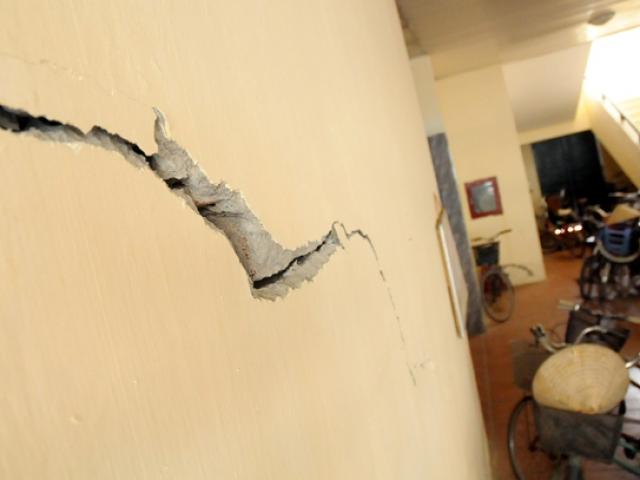 Tin tức trong ngày - Thang máy chung cư tê liệt, trẻ nhỏ "bò" cầu thang bộ